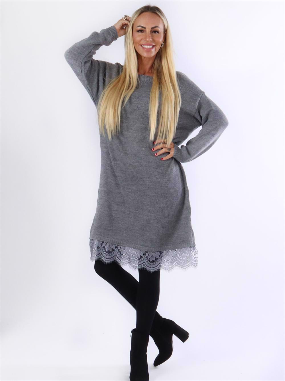 Brita - Strikkjole med blonde forneden